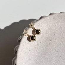 Load image into Gallery viewer, DAISY GOLD drop earrings